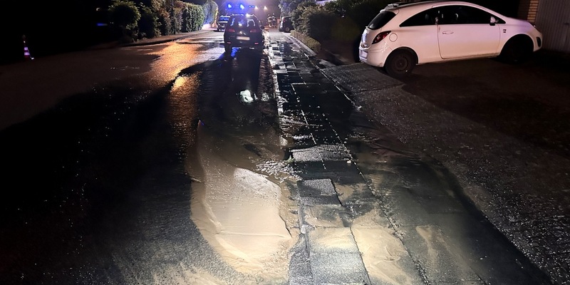FFW Schwalmtal: Wasserrohrbruch löst Unterspülung aus - Foto: presseportal.de