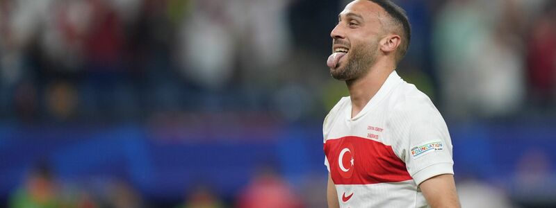 Der Türke Cenk Tosun jubelt nach seinem Treffer zum 2:1-Endstand. - Foto: Marcus Brandt/dpa