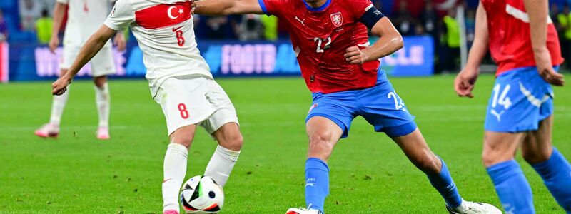 Das türkische Top-Talent Arda Güler (l) stand gegen Tschechien wieder in der Startelf. - Foto: Sina Schuldt/dpa