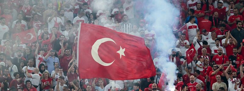 Wie schon in den ersten Gruppenspielen unterstützen viele türkische Fans ihr Nationalteam. - Foto: Sina Schuldt/dpa