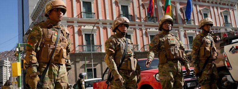 Soldaten ziehen sich zum Regierungspalast zurück, nachdem sie die bolivianische Nationalflagge auf dem Murillo-Platz in La Paz eingeholt haben. - Foto: Juan Karita/AP