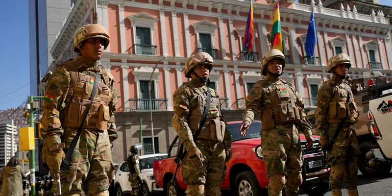 Soldaten ziehen sich zum Regierungspalast zurück, nachdem sie die bolivianische Nationalflagge auf dem Murillo-Platz in La Paz eingeholt haben. - Foto: Juan Karita/AP