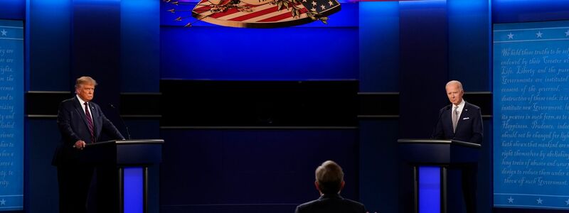 Donald Trump (l) und Joe Biden trafen im Oktober 2020 bei einer TV-Präsidentschaftsdebatte aufeinander. - Foto: Patrick Semansky/AP/dpa