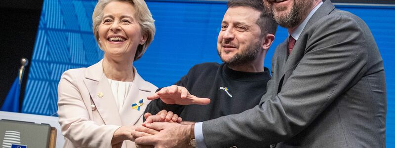 EU-Kommissionpräsidentin Ursula Von der Leyen (l-r), der ukrainische Präsident Wolodymyr Selenskyj und EU-Ratspräsident Charles Michel (Februar 2023). - Foto: Nicolas Maeterlinck/BELGA/dpa