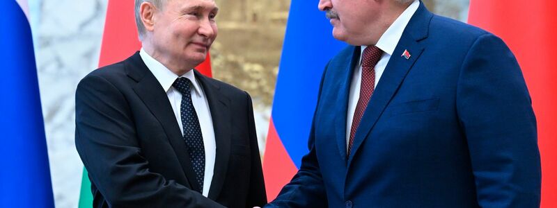 Der russische Präsident Wladimir Putin (l) und der belarussische Präsident Alexander Lukaschenko arbeiten trotz des Kriegs in der Ukraine weiter zusammen. - Foto: Dmitriy Azarov/Pool Sputnik Kremlin/AP/dpa