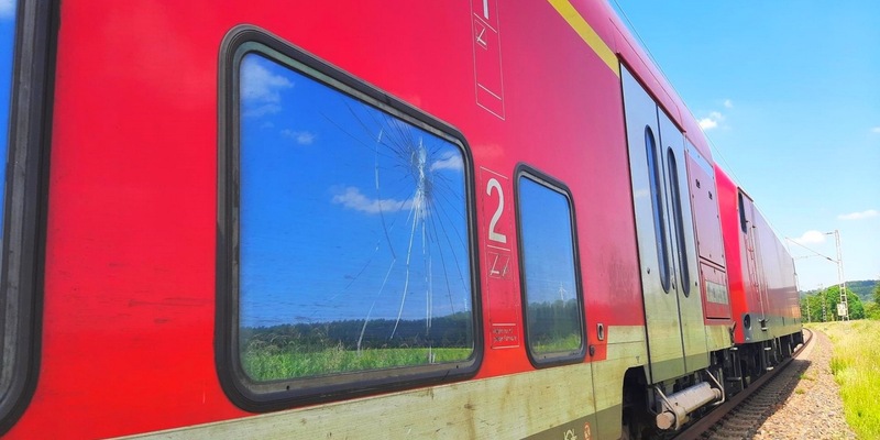 BPOL NRW: Oberleitungsschaden bringt Regionalexpress zum Stillstand: Bundespolizei und Feuerwehr evakuieren Hunderte Reisende - Foto: presseportal.de