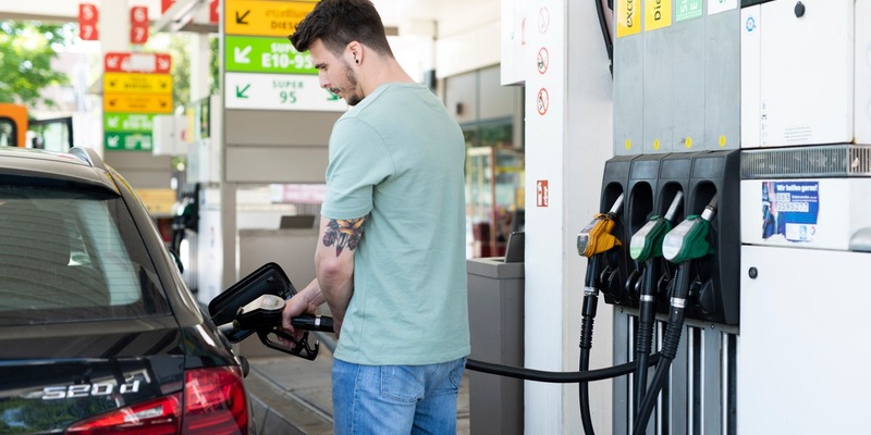 Wer an der Autobahn tankt, zahlt kräftig drauf / ADAC Vergleich der Kraftstoffpreise an Autobahntankstellen mit Tankstellen neben der Autobahn / Aufschlag von rund 40 Cent je Liter - Foto: presseportal.de