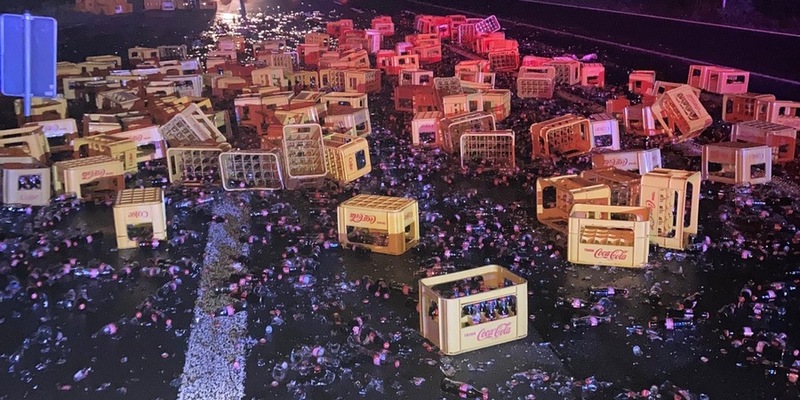 POL-MG: Offene Tür: Lkw verliert 150 Kisten Cola - Foto: presseportal.de