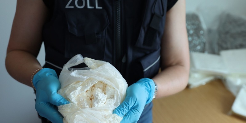 ZOLL-F: Nach Lieferung von Streckmitteln - Zollfahndung Frankfurt und Staatsanwaltschaft Hanau zerschlagen Drogenhändlerbande neun Haftbefehle vollstreckt und weitere Person festgenommen - Foto: presseportal.de