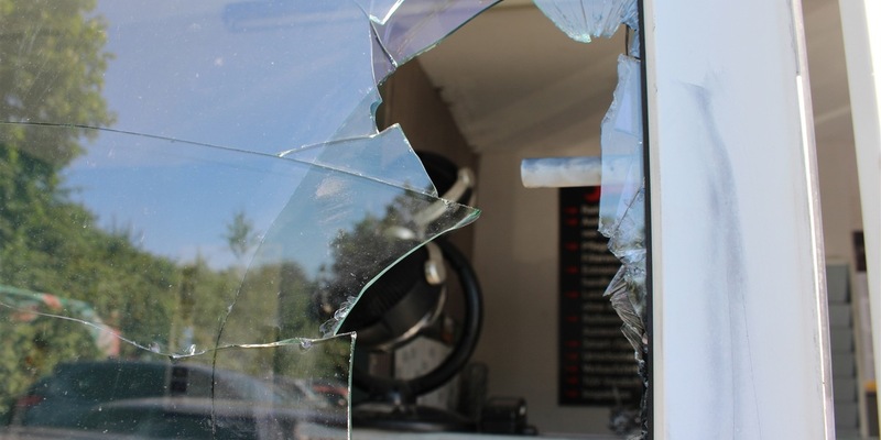 POL-NE: Unbekannte erbeuten drei Fahrzeuge bei Einbruch in Autowerkstatt - Foto: presseportal.de