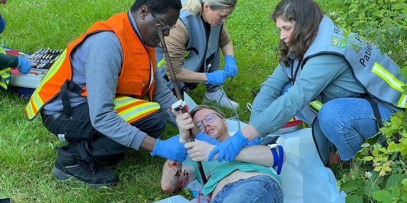FW-GL: Erfolgreiche Durchführung eines Notarztsimulationskurses: Lebensrettende Fähigkeiten intensiv trainiert - Foto: presseportal.de
