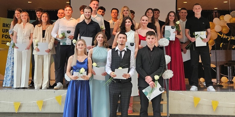 POL-DN: Fachabitur als erster Schritt zur Polizeikarriere: Feierliche Zeugnisübergabe des ersten Abschlussjahrgangs der Fachoberschule Polizei in Düren - Foto: presseportal.de