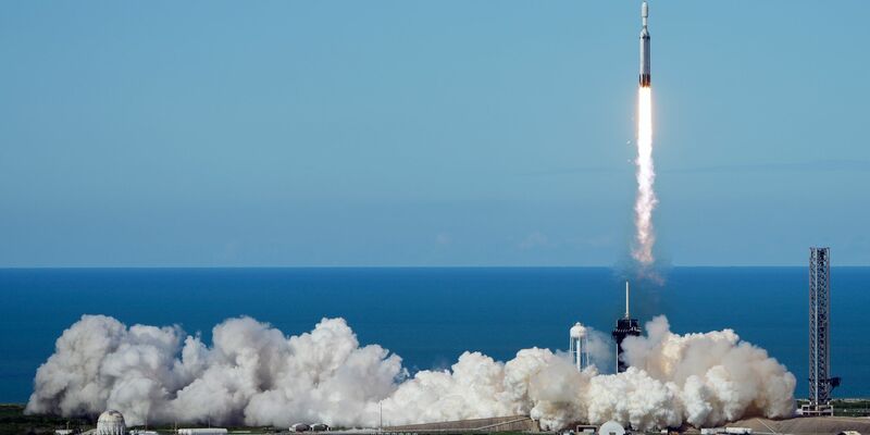 Eine SpaceX-Rakete hebt von der Rampe 39A des Kennedy Space Center in Cape Canaveral ab. - Foto: John Raoux/AP