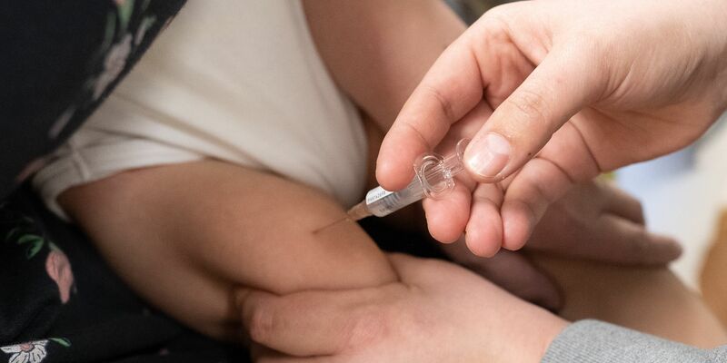 Die Stiko empfiehlt für Neugeborene die RSV-Impfung. - Foto: Swen Pförtner/dpa