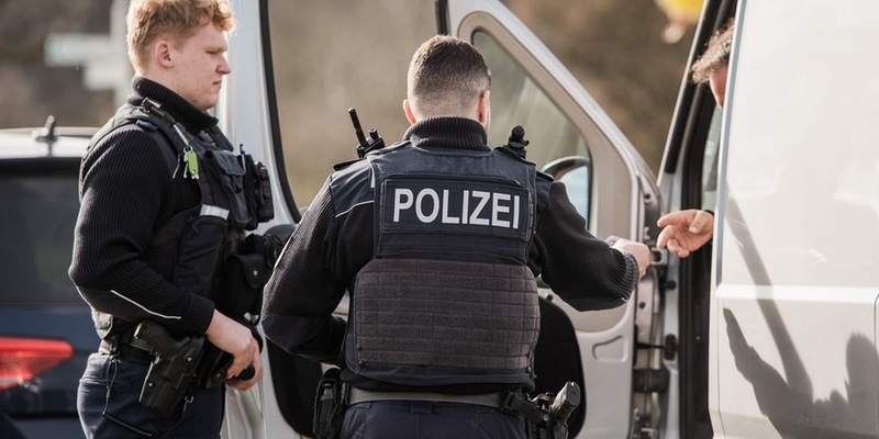 Bundespolizeidirektion München: Unbelehrbarer Kastenwagenfahrer/ Pole muss Fahrzeug zurücklassen - Foto: presseportal.de