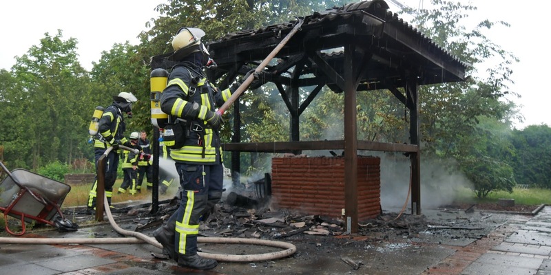 FW Celle: Brennt Grillhütte - Foto: presseportal.de