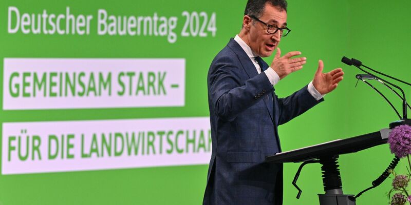 Bundeslandwirtschaftsminister Cem Özdemir beim Deutschen Bauerntag in Cottbus. Im Fokus stehen die angespannte Lage der Landwirtschaft und Rufe nach weiteren Entlastungen. - Foto: Patrick Pleul/dpa