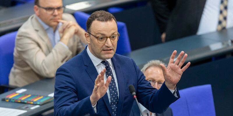 Der ehemalige Gesundheitsminister Jens Spahn (CDU) rechtfertigt im Bundestag seine Entscheidungen während der Corona-Pandemie. - Foto: Lucas Röhr/dpa