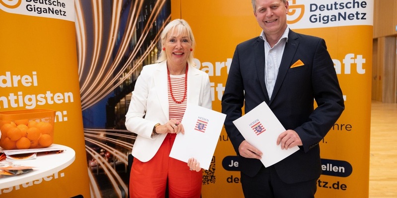 Land Hessen und Deutsche GigaNetz zeichnen Kooperationsvereinbarung zum eigenwirtschaftlichen Glasfaserausbau - Foto: presseportal.de