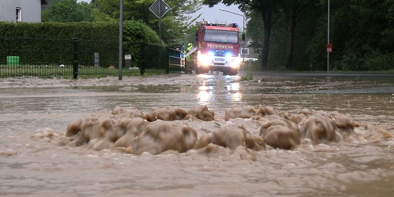 Der Regen fiel in Detmold schneller, als die Kanalisation das Wasser aufnehmen konnte. - Foto: Bernd März/dpa