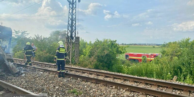 Einsatzkräfte am Unglückort im slowakischen Nove Zamky. - Foto: Kr Pz V Nitre/TASR/dpa