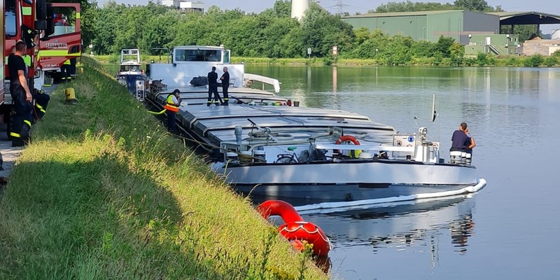 FW Datteln: Sondereinheit Wasser der Feuerwehr Datteln unterstützt bei Schiffshavarie in Castrop-Rauxel - Foto: presseportal.de