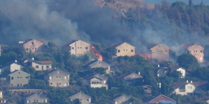 Die nördliche israelische Grenzstadt Metula wurde kürzlich von der Hisbollah beschossen. - Foto: Hussein Malla/AP/dpa