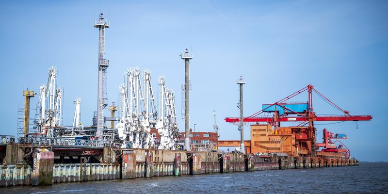 Der Industriehafen Stade wird für das geplante Import-Terminal für Flüssigerdgas erweitert. - Foto: Sina Schuldt/dpa