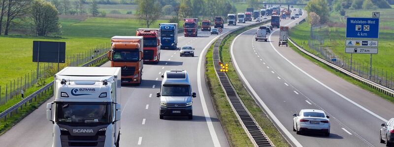 Auf der Autobahn 24 kam es zu einem Busunglück. - Foto: Soeren Stache/dpa