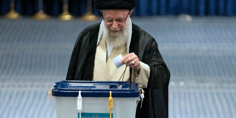 Irans Religionsführer Ajatollah Ali Chamenei gibt bei der Eröffnung der Präsidentenwahl seinen Stimmzettel ab. - Foto: Vahid Salemi/AP