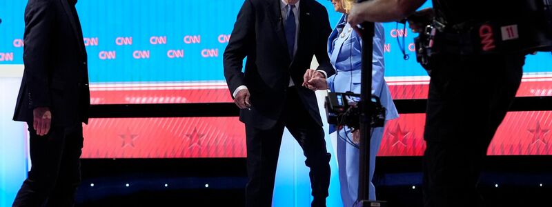 US-Präsident Joe Biden und First Lady Jill Biden verlassen die Bühne. - Foto: Gerald Herbert/AP