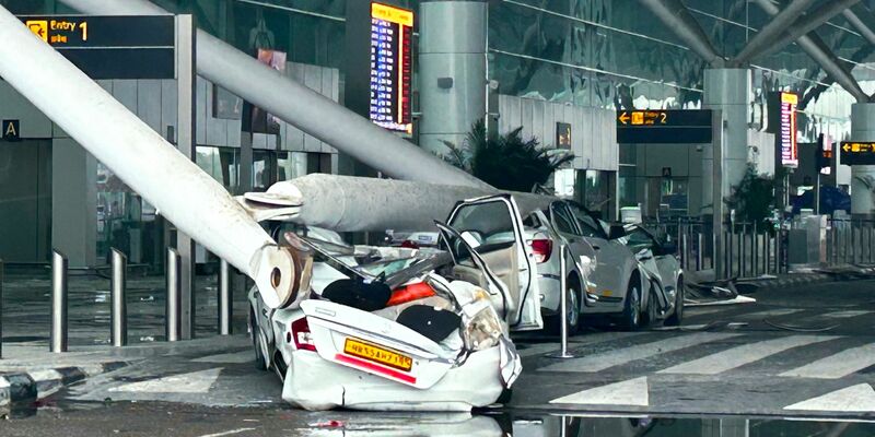 Autos sind durch den Einsturz einer Überdachung des Abflugterminals des Flughafens Indira Gandhi in Neu-Delhi beschädigt worden. - Foto: Uncredited/AP