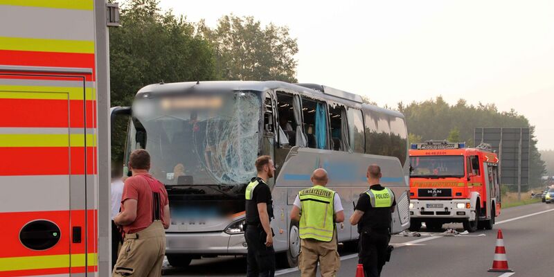 Rettungskräfte neben dem beschädigten Reisebus auf der Autobahn 24. Inzwischen ist die Sperrung aufgehoben. - Foto: SWM DV Studio
Ralf Drefin/dpa