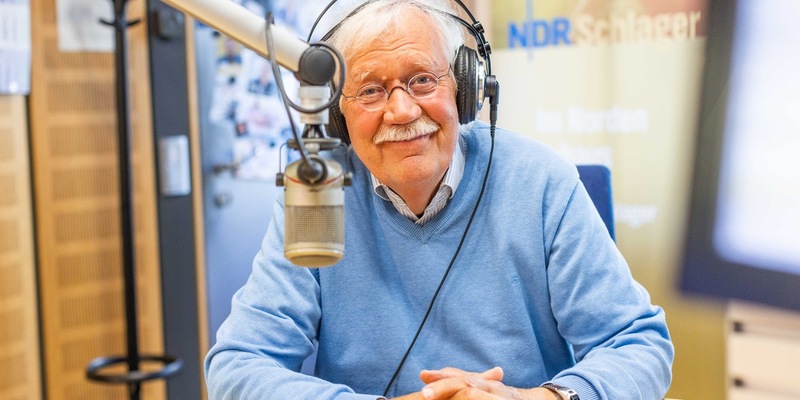 Zurück aus der Pause: Carlo von Tiedemann wieder am NDR Schlager Mikrofon - Foto: NDR/Andrea Seifert / Weiterer Text über ots und www.presseportal.de/nr/6561 / Die Verwendung dieses Bildes für redaktionelle Zwecke ist unter Beachtung aller mitgeteilten Nutzungsbedingungen zulässig und dann auch honorarfrei. Veröffentlichung ausschließl