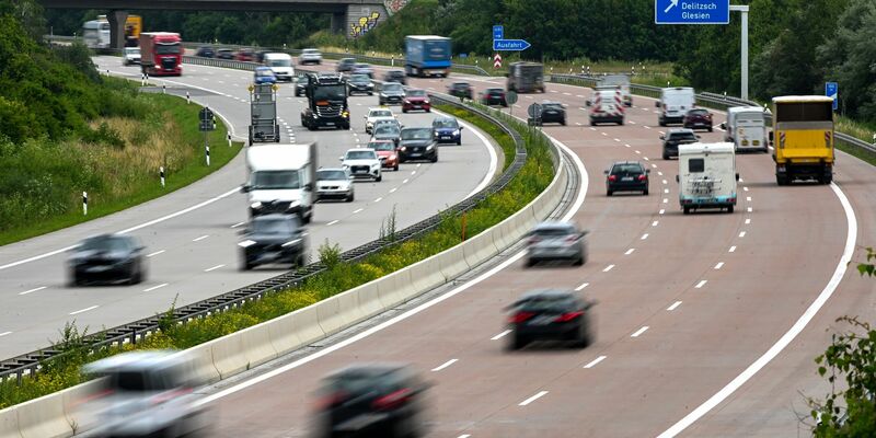 Wie weit ein durchschnittlicher Pkw gefahren wurde, hängt an mehreren Faktoren. - Foto: Heiko Rebsch/dpa