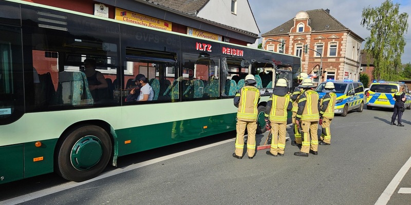 FW Datteln: Unfall mit Schulbus - Foto: presseportal.de