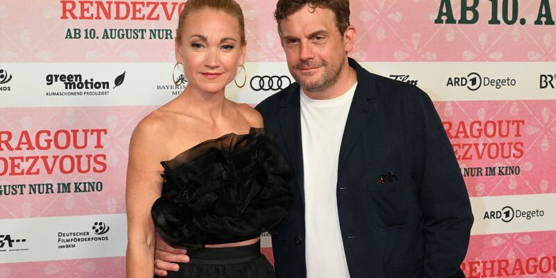 Sebastian Bezzel und Lisa Maria Potthoff bei der Premiere von «Rehragout Rendezvous» in München. - Foto: Felix Hörhager/dpa