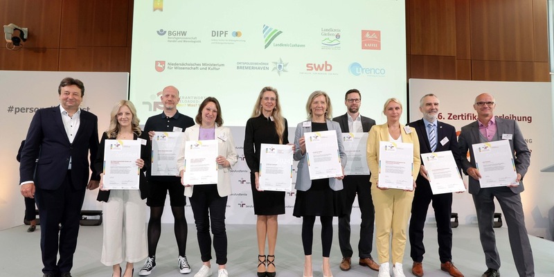 POL-Bremerhaven: Polizei Bremerhaven mit Zertifikat audit berufundfamilie +vielfalt ausgezeichnet - Foto: presseportal.de