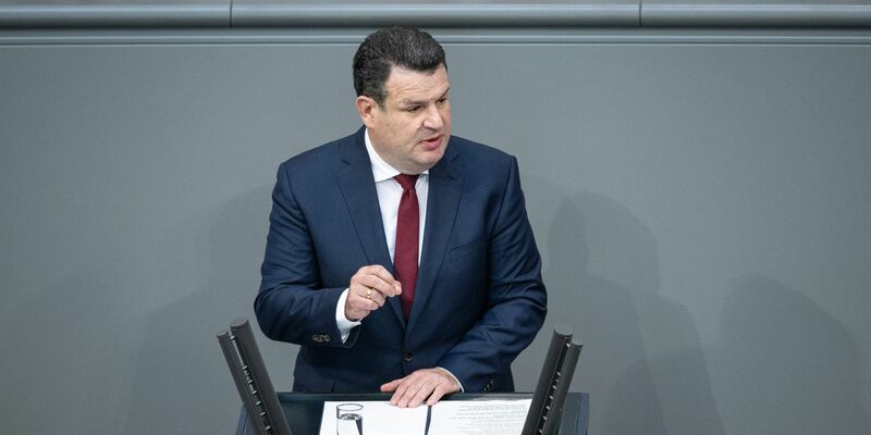 Bundesarbeitsminister Hubertus Heil spricht bei der Debatte im Bundestag. Die Gesetzesänderung zur Vergütung von Betriebsräten wurde vom Parlament einstimmig beschlossen. - Foto: Hannes P. Albert/dpa