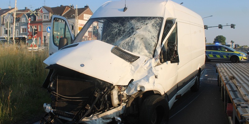 POL-DN: Unfall zwischen Lkw und Pkw - Foto: presseportal.de