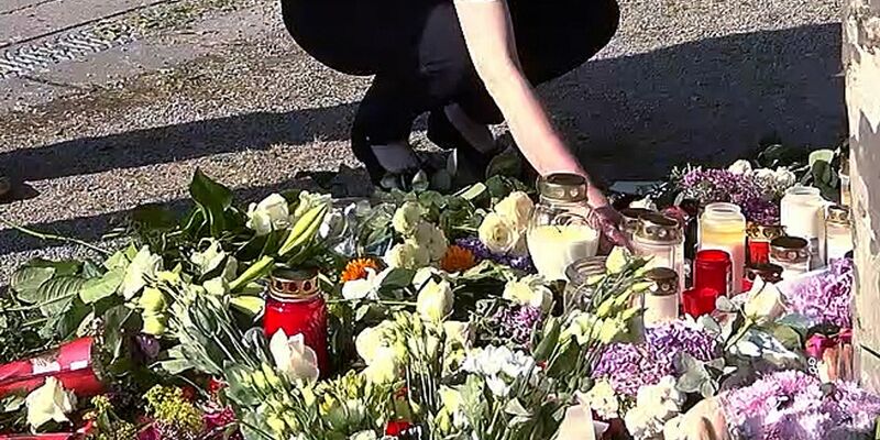 Menschen trauern nach dem tödlichen Angriff in Bad Oeynhausen. - Foto: Sandra Knauthe/TNN/dpa