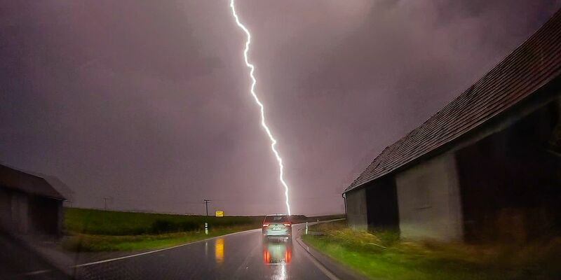 Ein Blitz ist am Himmel über Pförring in Bayern zu sehen. - Foto: Ferdinand Merzbach/NEWS5/dpa
