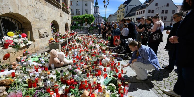 Menschen gedenken in Döbeln der getöteten Valeriia. - Foto: Robert Michael/dpa