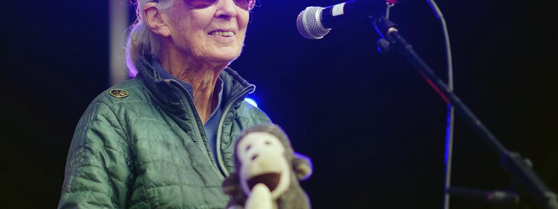 Jane Goodall auf der Greenpeace-Bühne beim Glastonbury Festival in Worthy Farm. - Foto: Ben Birchall/PA Wire/dpa