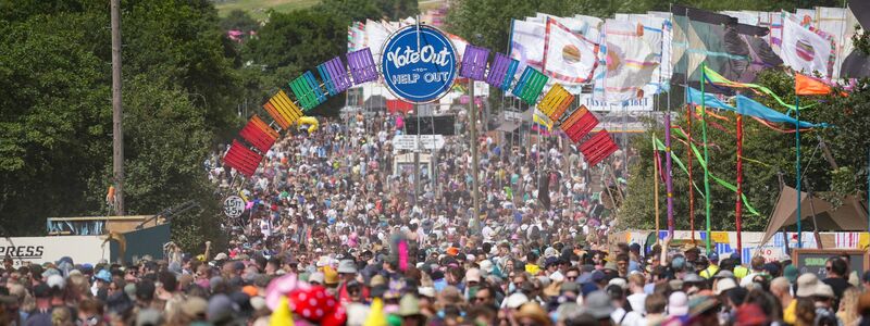 Festivalbesucher beim Glastonbury Festival in Worthy Farm. - Foto: Scott A Garfitt/Invision/AP/dpa