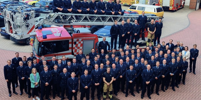 FW-HB: 98 Beamtinnen und Beamte der Feuerwehr Bremen befördert - Foto: presseportal.de
