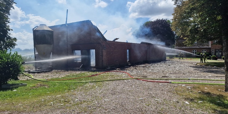 FW-RD: Scheune mit 2200 Küken brennt ab - 100 Feuerwehrleute im Einsatz - Foto: presseportal.de