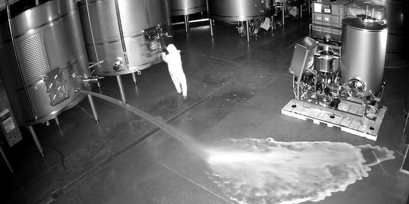 Aufnahme einer Sicherheitskamera: Im Lagerraum der Kellerei Bodegas Cepa 21 wird Wein verschüttet. - Foto: CEPA 21/Europapress/dpa