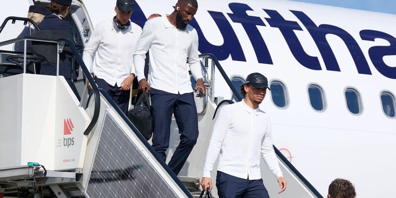 Antonio Rüdiger (2.v.l.) soll gegen Dänemark in der Startelf stehen. - Foto: Bernd Thissen/dpa