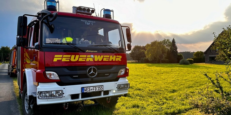 FW Hünxe: Gefahr durch lose Äste in Baumkrone - Foto: presseportal.de